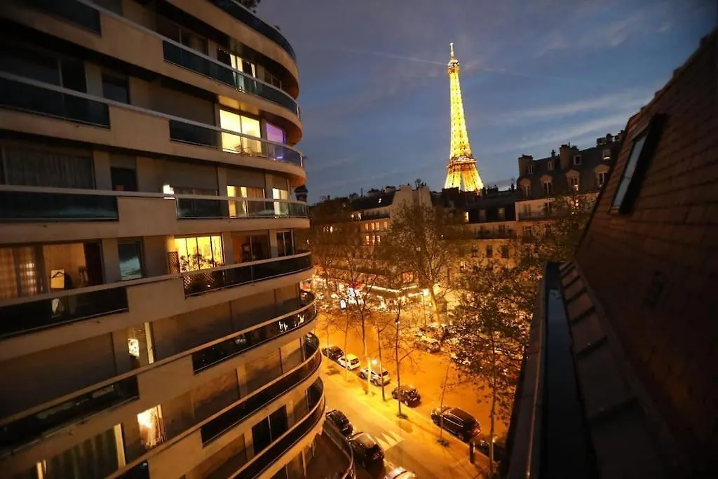 Center Eiffel Tower View פריז