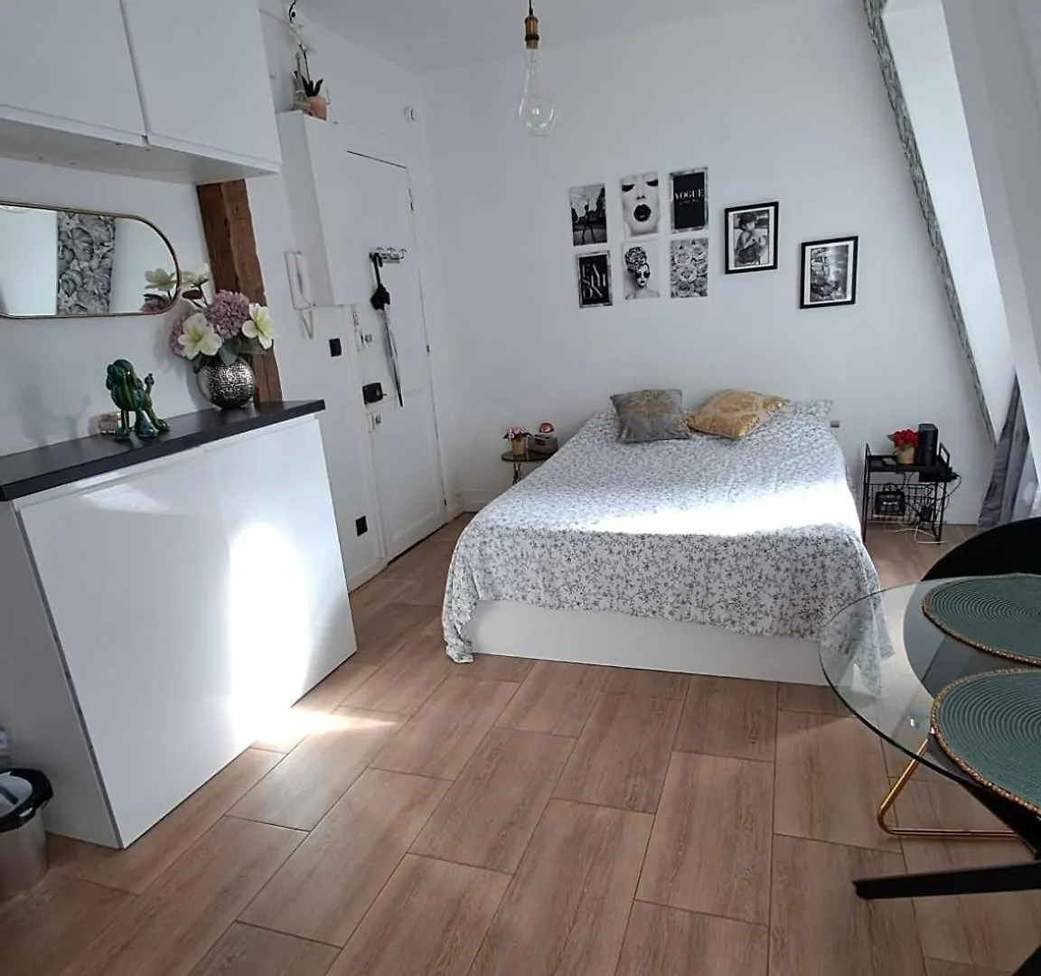 Center Eiffel Tower View Apartment *